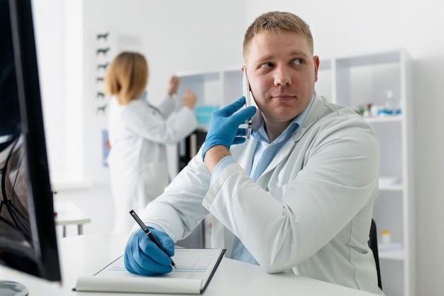 Zdjęcie weterynarze dokonujący przeglądu badania krwi