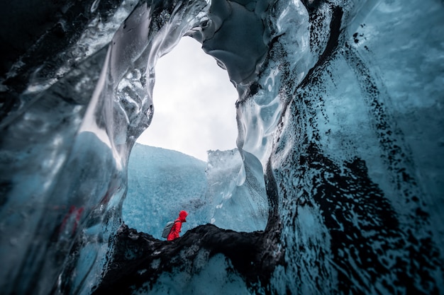 Wewnątrz lodowej jaskini lodowej na Islandii