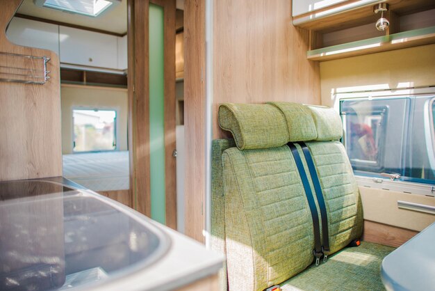Zdjęcie wewnątrz nowoczesny camper van elegancki motorhome wnętrze rv pojazd rekreacyjny przemysł turystyczny