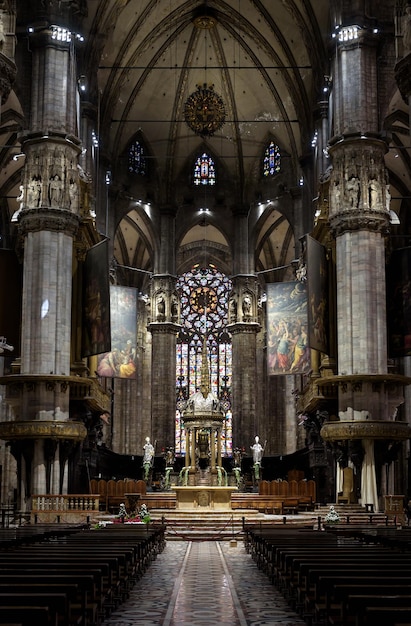Wewnątrz słynnej katedry w Mediolanie lub Duomo di Milano Jest to wspaniały kościół katolicki na szczycie atrakcji Mediolanu