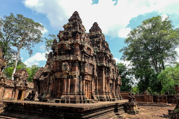 Wewnątrz świątyni Banteay Srei