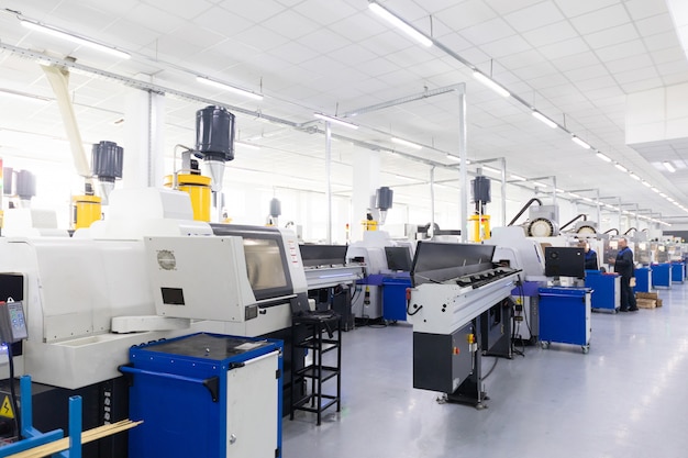 Wewnętrzne ujęcie produkcji linii metalowych części w nowoczesnym zakładzie