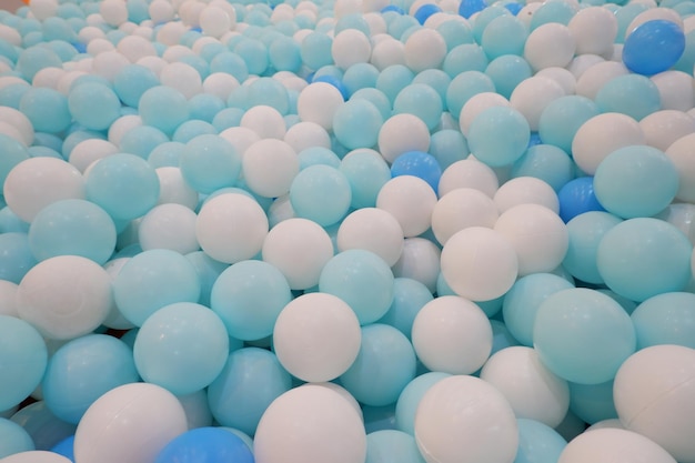Zdjęcie wewnętrzny basen zabaw dla dzieci wypełniony plastikowymi piłkami