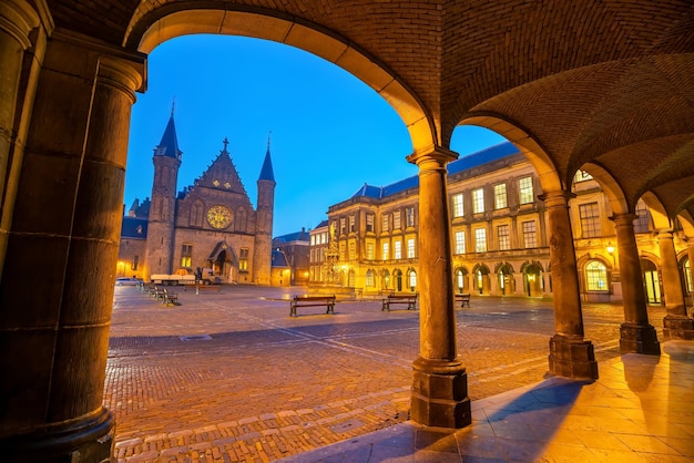 Wewnętrzny dziedziniec pałacu Binnenhof w Hadze Holandia