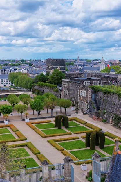 Wewnętrzny ogród Chateau Angers departamentu Maine et Loire regionu Pays de la Loire, Dolina Loary, we Francji.