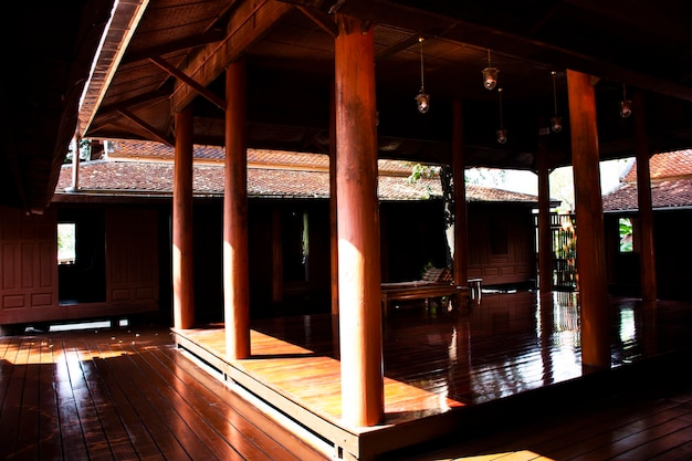 Wewnętrzny salon starożytnego drewnianego domu lub zabytkowego domu z drewna w parku ogrodowym Khum Khun Phaen w świątyni Wat Khae dla Tajów podróżujących z zagranicy w Suphanburi w Suphan Buri Tajlandia