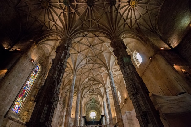 Wewnętrzny widok zadziwiający gothic monaster Jeronimos punkt zwrotny lokalizować w Lisbon - Portugalia.