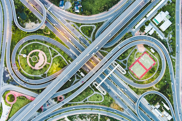 Węzeł autostradowy do miasta otoczony zielonym drzewem