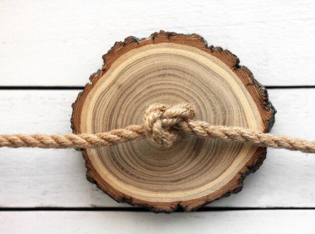 Zdjęcie węzeł liny juty na podłoże drewniane