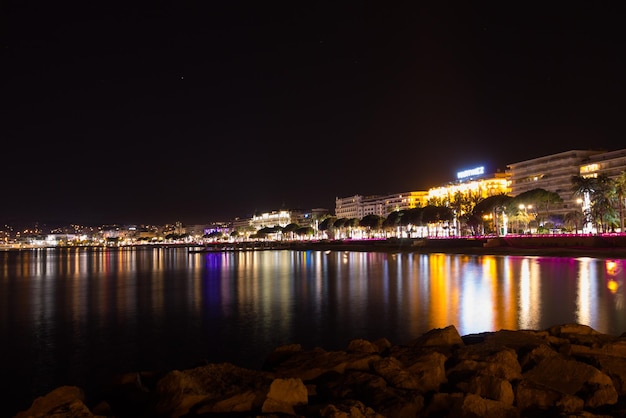 Wgląd nocy plaży w Cannes, Francja. Słynne miasto na południu Francji. Promenada de la Croisette