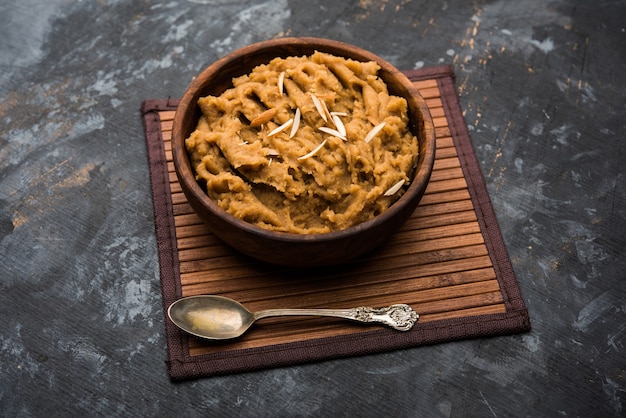 Wheat Laapsi, Lapsi, Shira, Halwa to indyjskie słodkie danie składające się z połamanych kawałków pszenicy lub Daliya i ghee wraz z orzechami, rodzynkami i suszonymi owocami. To zdrowa żywność.