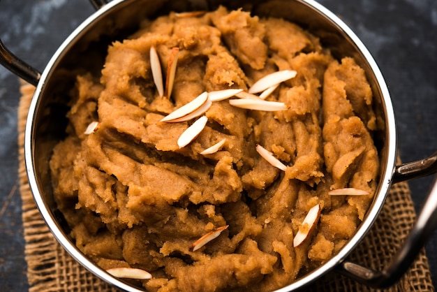 Wheat Laapsi, Lapsi, Shira, Halwa to indyjskie słodkie danie składające się z połamanych kawałków pszenicy lub Daliya i ghee wraz z orzechami, rodzynkami i suszonymi owocami. To zdrowa żywność.