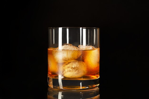 Whisky highball na czarnym tle, kopia przestrzeń