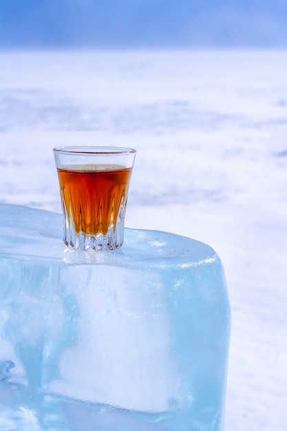 Whisky in a glass stoi na kostce lodu Pomarańczowy napój alkoholowy w szklance