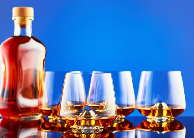 Whisky na niebieskiej ścianie