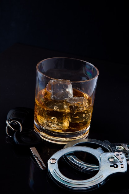 Whisky na skałach z samochodu kluczem i kajdankami