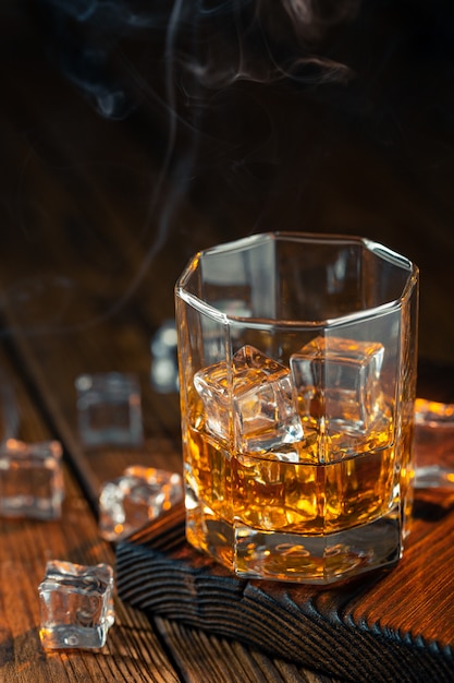 Zdjęcie whisky w szkle z lodem