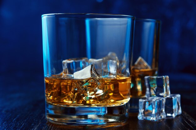 Whisky z lodem w nowoczesnych okularach