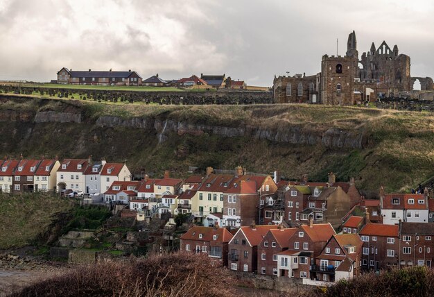 Zdjęcie whitby abbey na wzgórzu nad domami