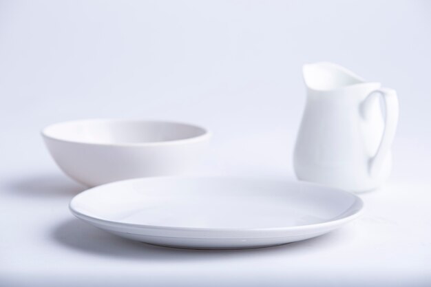 White Table ware różne kształty pustej białej miski ceramicznej i czajnika