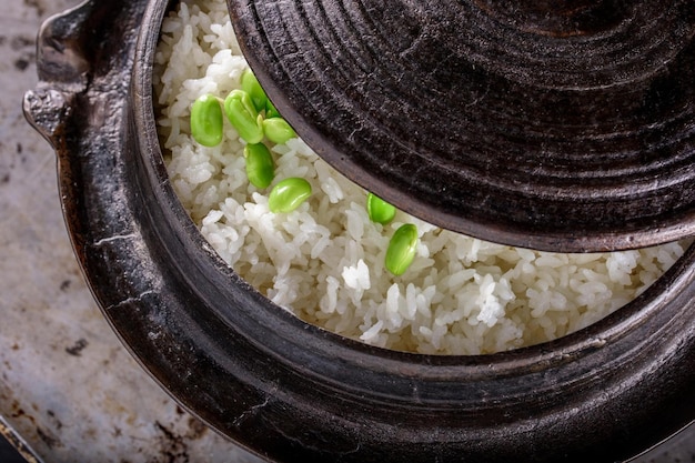 Wholesome Fusion Top Closeup Edamame podane na gotowanym na parze białym ryżu w żeliwnym garnku w 4k