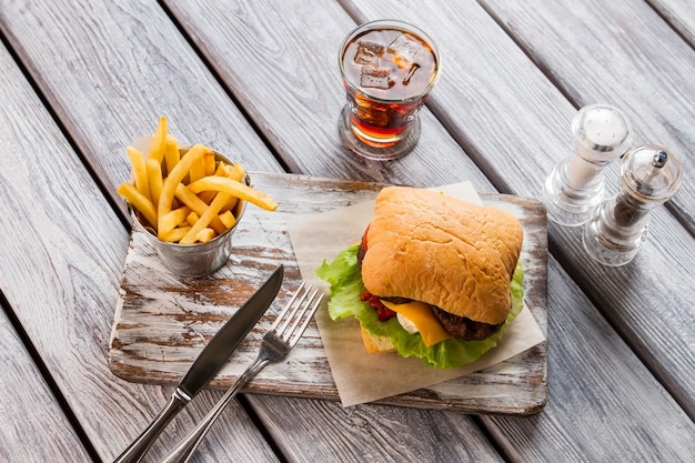 Wiaderko Frytek I Hamburgera. Nóż Z Widelcem Na Pokładzie. Przykład Niezdrowej żywności. Burger Wołowy I Cola.