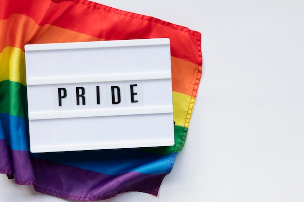 Wiadomość lightbox dumy na fladze gejowskiej LGBT