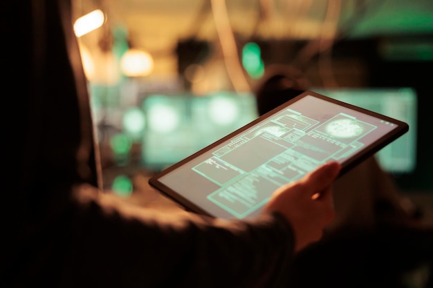 Wiadomość o udzielonym dostępie na ekranie tabletu cyfrowego udane złamanie hasła włamanie do bazy danych cyberatak internetowi złodzieje kradnący informacje elektroniczne za pomocą szkodliwego oprogramowania