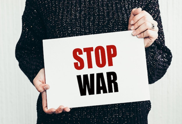 Wiadomość Tekstowa Stop Wojna Banner W Ręku Z Tekstem Stop War Uchodźcy Koncepcja