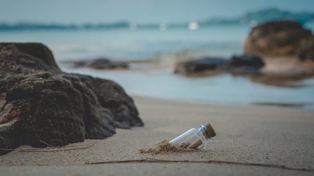 Wiadomość W Butelce Na Piaszczystej Plaży