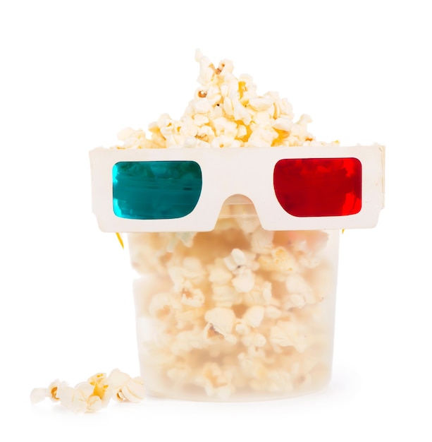 Wiadro papierowe paski z popcornem i okularami 3D na białym tle na białym tle ze ścieżką przycinającą.