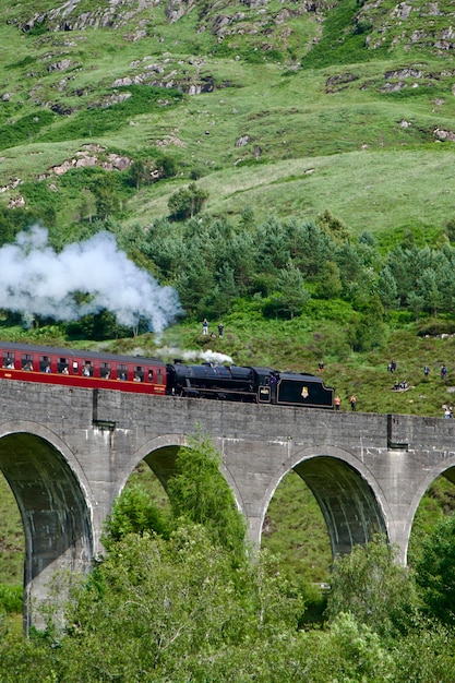 Zdjęcie wiadukt glenfinnan z zakrzywionym rozpięciem 21 łuków pojawił się w kilku filmach o harry'm potterze