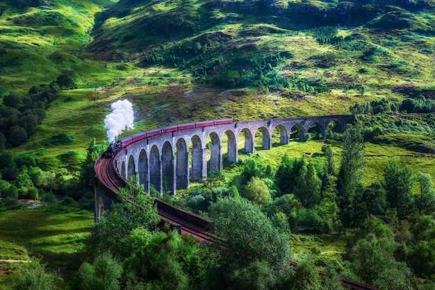 Wiadukt kolejowy Glenfinnan w Szkocji z pociągiem parowym