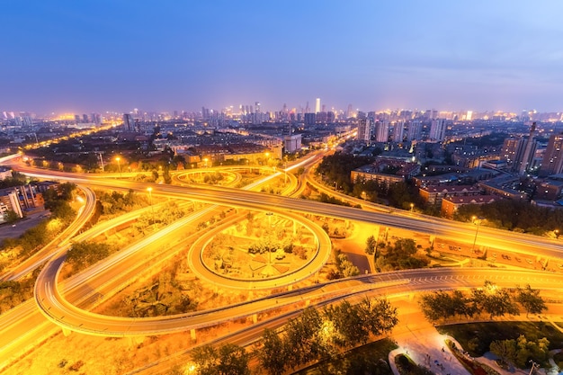 Wiadukt miejski na tle infrastruktury ruchu nocnego w Tianjin