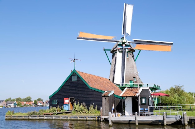 Wiatrak w wiosce Zaanse Schans na tle niebieskiego nieba Holandia