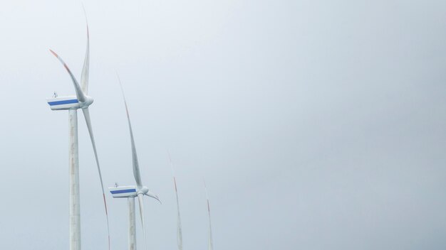 Zdjęcie wiatrak z rzędu do produkcji energii elektrycznej na tle nieba