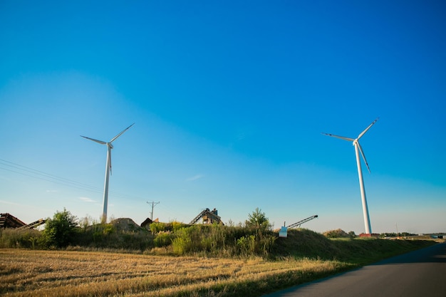 Wiatraki Do Wytwarzania Energii Elektrycznej. Koncepcja Zielonej Energii. Tło Z Kopią Miejsca Na Tekst