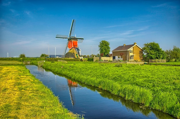 Wiatraki i kanał wodny w Kinderdijk w Holandii lub Holandii