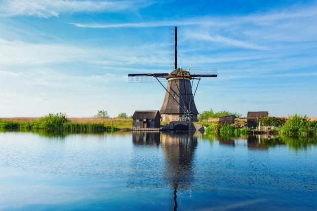 Wiatraki W Kinderdijk W Holandii. Holandia