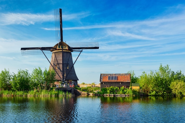 Wiatraki w Kinderdijk w Holandii. Holandia