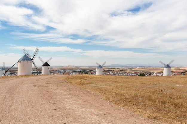 Wiatraki w prowincji Campo de Criptana w Ciudad Real Castilla La Mancha Hiszpania