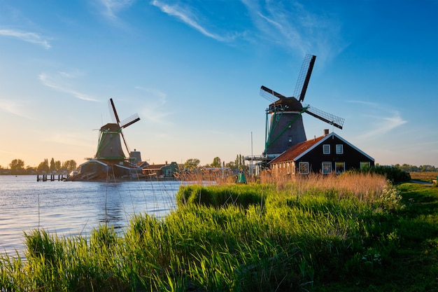 Wiatraki w Zaanse Schans w Holandii na zachodzie słońca. Zaandam, Holandia