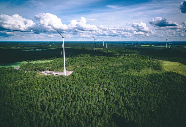 Wiatraki Widok z lotu ptaka wiatraków w zielonym letnim lesie w Finlandii Turbiny wiatrowe na energię elektryczną z czystą i odnawialną energią