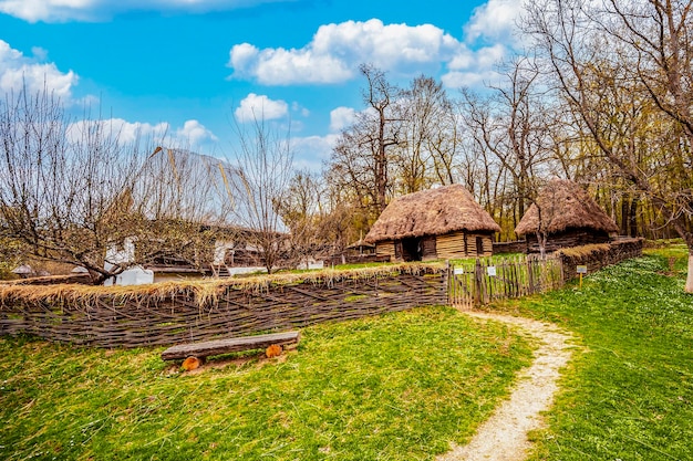 Zdjęcie wiatraki ze starego domu astra muzeum sibiu tradycyjne rustykalne domy w kompleksie astra odkryj rumunię stary tradycyjny rustykalny dom i budynki zależne