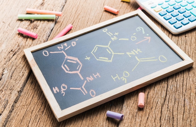 Zdjęcie wiązanie chemiczne na tablicy