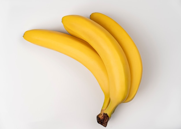 Wiązka bananów na białym tle z bliska
