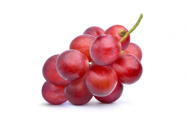 Wiązka czerwoni winogrona odizolowywający na białym tle
