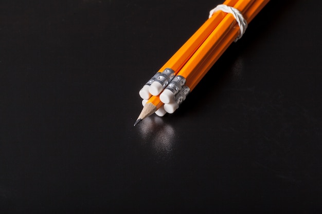 Zdjęcie wiązka ołówki zamyka up na czerni