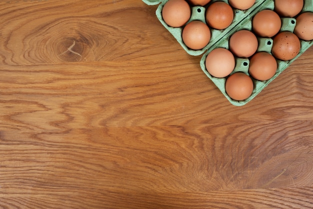 Zdjęcie wiązka organicznie jajka na stole