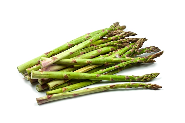 Wiązka świeży surowy ogrodowy asparagus odizolowywający